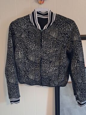Black & White Patterned Athleisure Jacket Fabletics